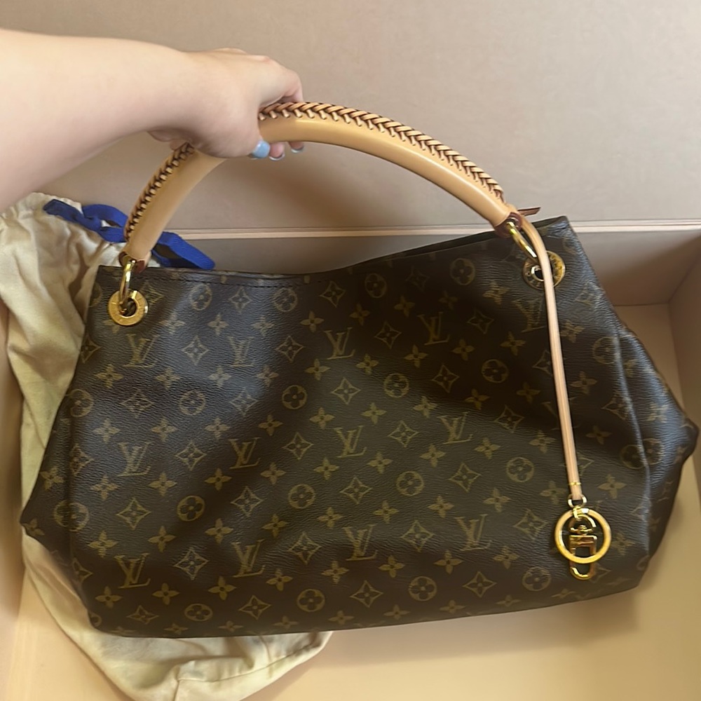 Louis Vuitton artsy mm brand new never worn